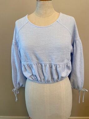 Aerie powder blue long sleeved crop top. Balloon sleeves w bows at wrist.
XXS. 🩵